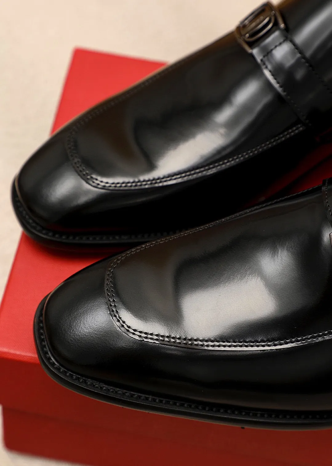 Men's shoes💰480💰 Product trademark: Ferragamo "Ferragamo" casual leather shoes Regular size: 38-44 (45🉑️customized) Product materials: Selected imported first-layer open-edge beaded calfskin upper + original hardware buckle, imported water-dyed cowhide leather lining. Strong three-dimensional visual effect, combined outsole Color: 1⃣️color optional